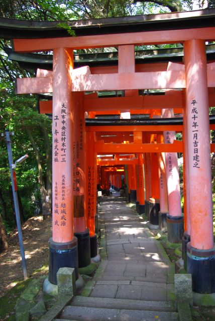 暑さと足の疲労からさらに稲荷山を登るのは断念、参道を降りて行きます。鳥居の裏側は日付と奉納者が書いてあります。