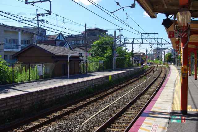 駅のホームの様子。周囲は住宅街。