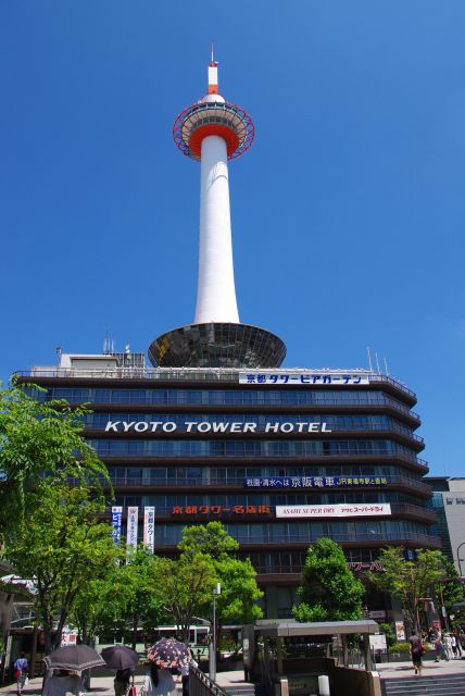 京都駅から京都タワーへ。快晴の空に高くそびえ立ちます。