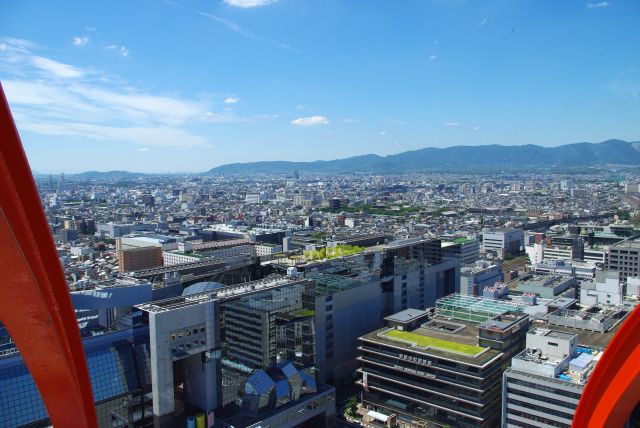 タワー展望台へ。天気に恵まれ、かなり貴重な好条件だったと思います。南西方面、東寺や奥には釈迦だけなどの山々が連なる。