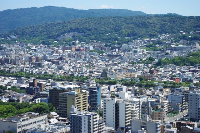 東北東方面をズーム、山のふもとに霊山観音、法観寺の五重塔が大きく見えます。