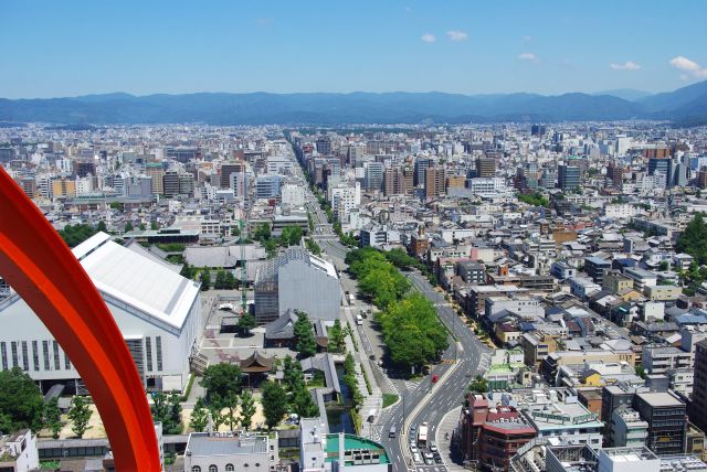 北側、すぐ目の前には烏丸通と改修工事中の東本願寺。平地には一面に市街地が広がります。