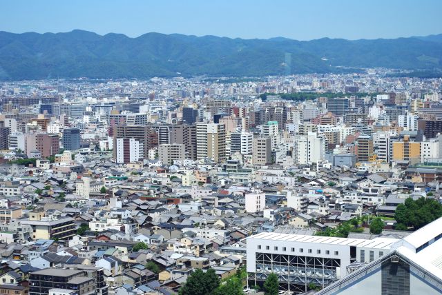 北北西側、大文字山、衣笠山をズーム。山肌に「大」の字が見えます。