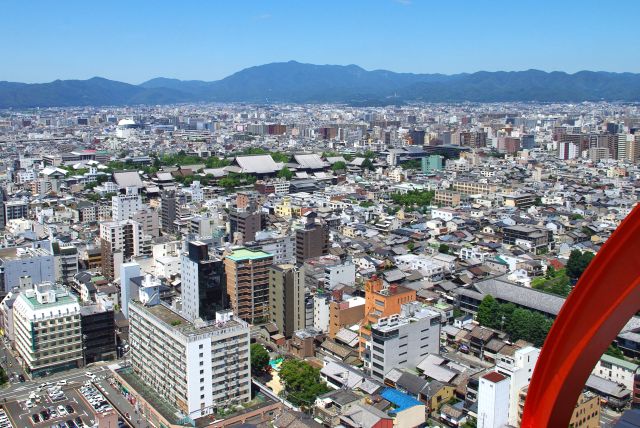 北西側、西本願寺、嵐山方面。