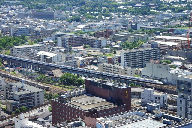 長い新幹線が京都駅へ近づく。