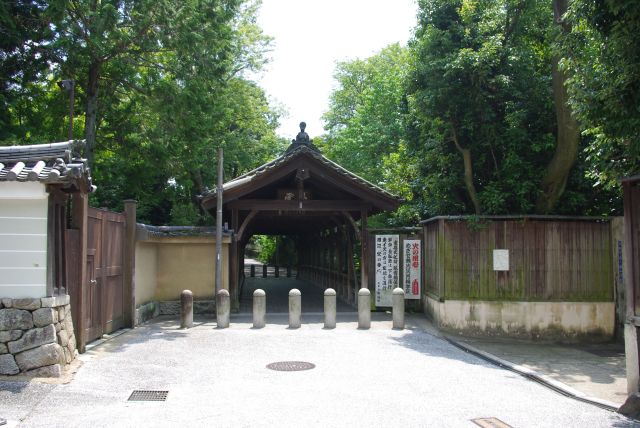 車道が終わり、木造屋根のある臥雲橋を渡ります。