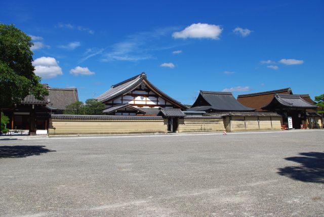 境内の通りの左側にも国宝の御影堂など建物が並ぶ。まるで平安の町並みのよう。