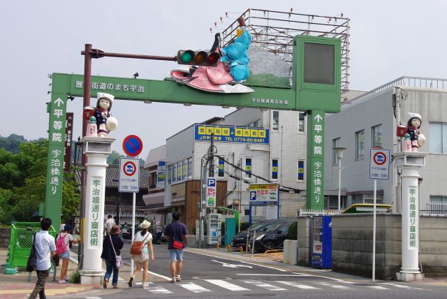 駅前の「宇治橋通り」に沿って歩いていきます。この時はとても暑くて歩くのが大変でした。