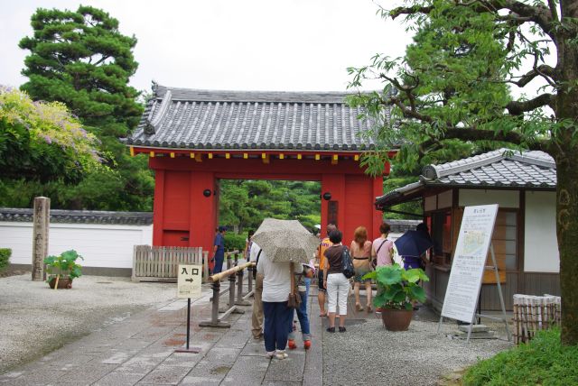 平等院の赤い正門の前。