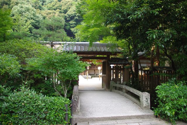 神社内は深い緑に囲われている。