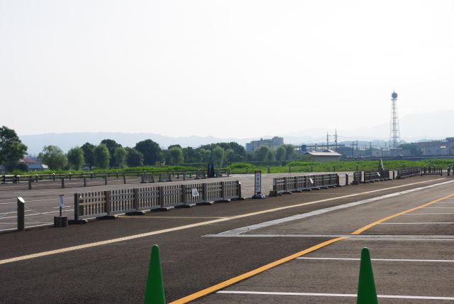 広大な駐車場が広がる。