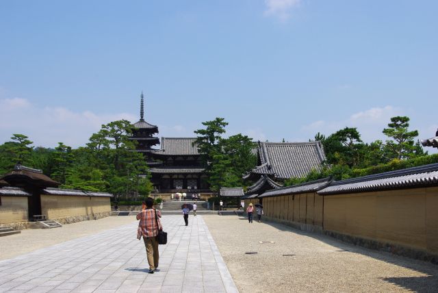 南大門をくぐると昔にタイムスリップしたような風景が広がる。五重塔が見えてくる。