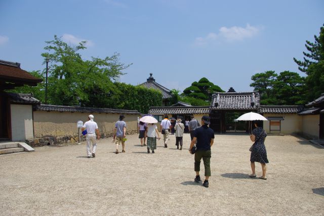 東院伽藍のすぐ裏には中宮寺の入口があります。