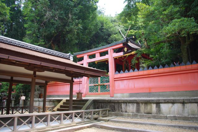 若宮神社へ。本社の天児屋根命（あまのこやねのみこと）の子である天押雲根命(あめのおしくもねのみこと)が祀られています。