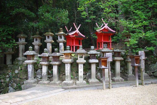 若宮神社内にも石灯籠。