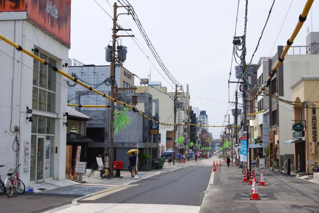 JR奈良駅へと向かう通りの途中。工事していてデコボコでした。暑くて距離もあり歩くのが大変でした。