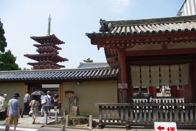 駐車場から暑い日ざしの中を歩き薬師寺へ（西ノ京駅からもすぐ近く）。奥に見えるのは1981年に再建された西塔。