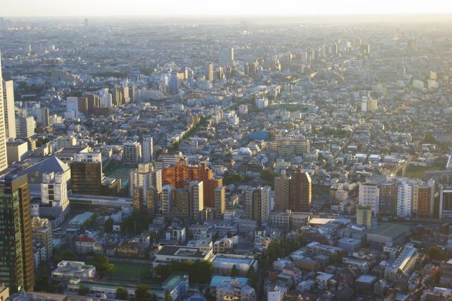 下方、甲州街道沿いに比較的大きな建物が集まっています。