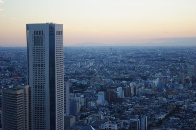 再び南西側へ。徐々に日が落ち遠方の雲が減り、うっすらと山並みが見えてきました。正面は秦野市の丹沢山。