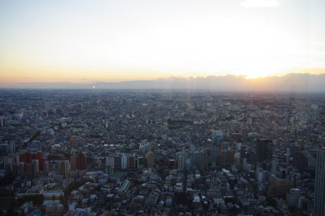 西側では山並みの上の雲に夕陽が隠れるところでした。八王子方面には極端に大きな建物がなく、延々と続く街を幅広く一望できます。