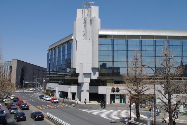 JR信濃町駅。初めて降りたが、思っていたより大きな建物。