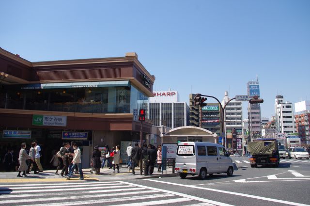 「市ヶ谷駅」交差点より。正面から右側へ靖国通りが曲がります。