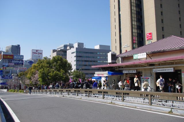 飯田橋駅。早稲田通りの牛込橋上に駅舎があります。