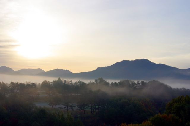 静かで幻想的な風景の中を太陽が昇ります。