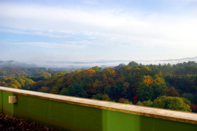 大分明るくなり、紅葉に色づいた山がきれいに見えてきた。