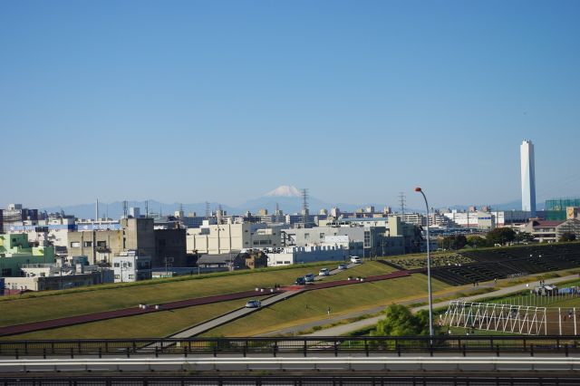 雲１つない快晴で新幹線内からも富士山や山並みまではっきり見えました。