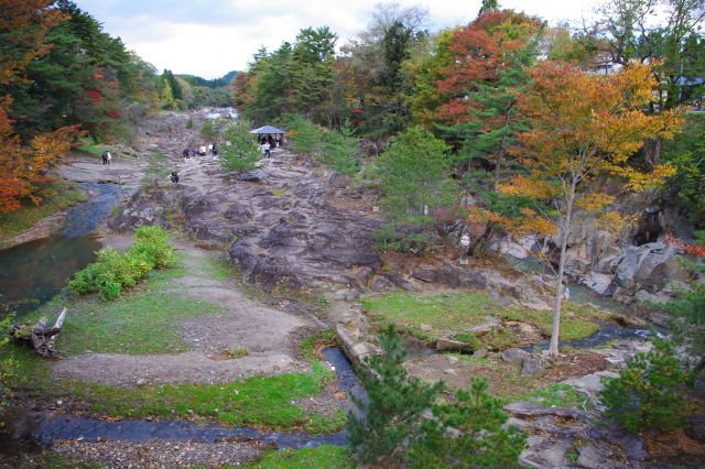 橋に渡って対岸へ。岩と紅葉と川に注ぐ小川の風景。