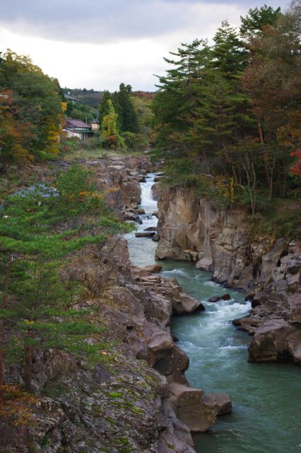 橋の上より。自然が造形したとでもダイナミックな地形でした。