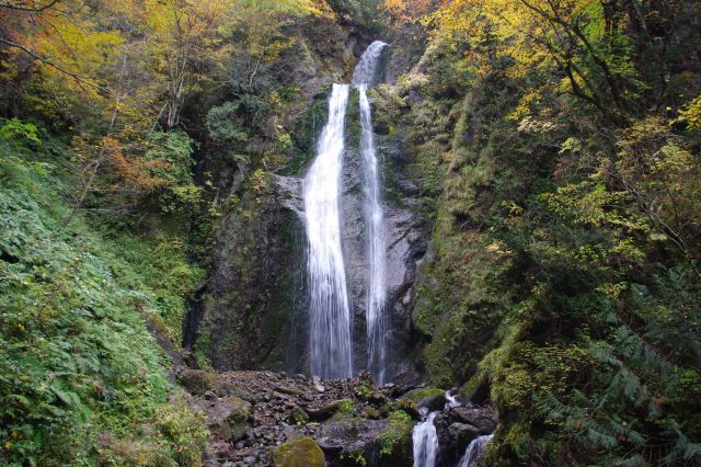 水の勢いがありながらも水の流れは滑らか。美しい姿の滝です。