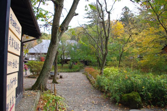 屋敷内は広く、広い庭の奥に別の建物や蔵があります。