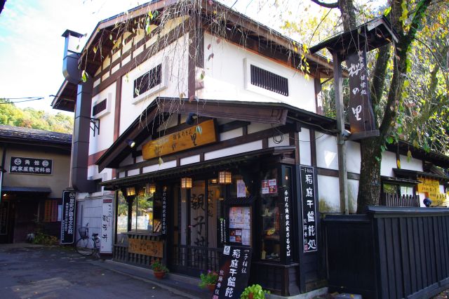 比内地鶏の親子丼を食べたお店。地産物は最高ですね。外からも焼き鳥の良い香りが漂っていました。