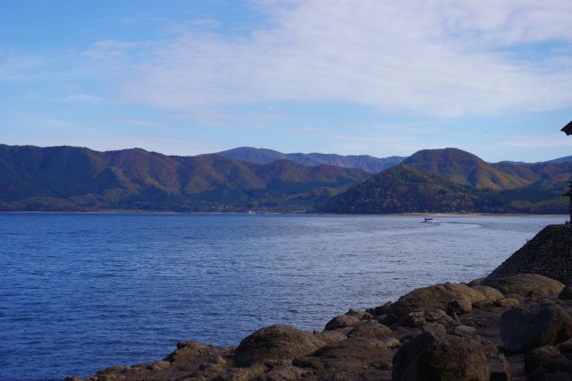 湖の東側にもなだらかな山々が連なる。