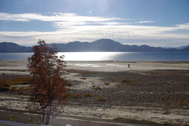 浜の広い箇所もありました。この時は水位がかなり低いようで通常は湖の下かもしれません。