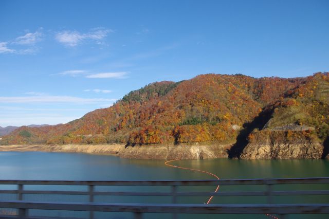 宝仙湖の紅葉の写真ページへ