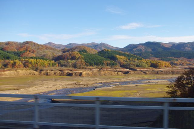 湖沿いを進んでいくとどんどん流れが細くなっていく。本来崖のような所まで水位があるはず。