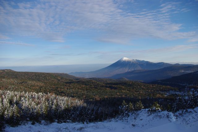 岩手側の南東側へ。左側だけなだらかな山は岩手山。こちらもすぐ下は雪が積もっていない。