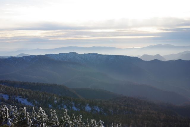 遮るものがない美しい山並みの風景。