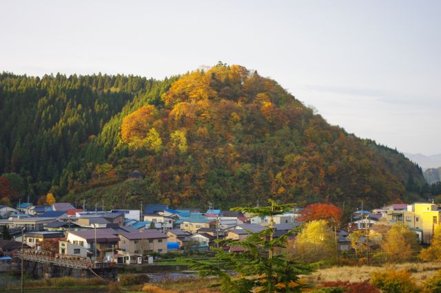 街の先には紅葉がきれいな山。