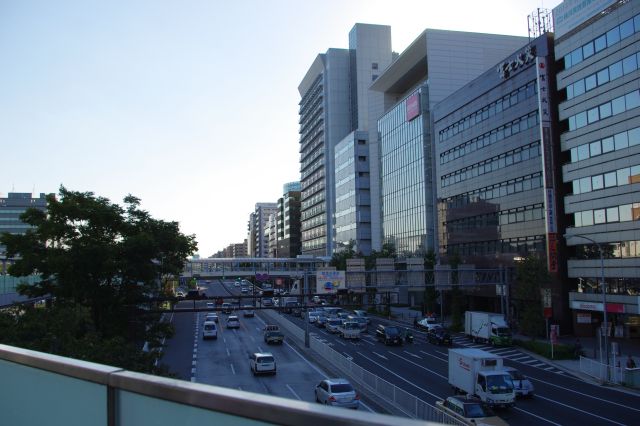 車通りの多い駅前の大きな通り沿いに並ぶビル群。