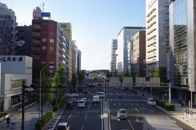 鳥山大橋方面。途中左に曲がった所にラーメン博物館があります。