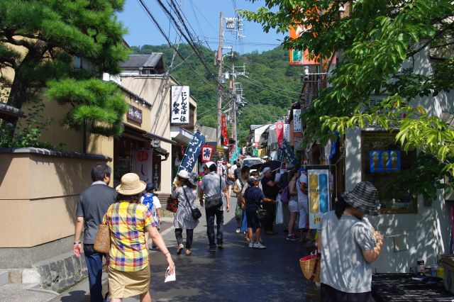 哲学の道を歩いてきて、にぎわう銀閣寺の前へ。猛暑の中なのでお店で長めの休憩。