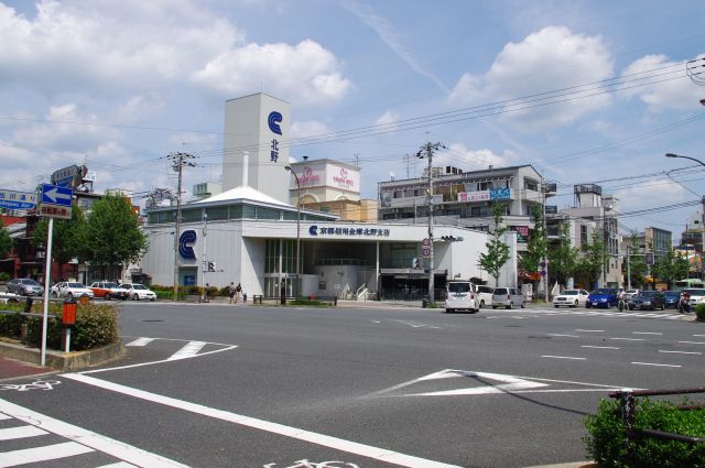 駅前は大きな交差点。北野線は今出川通りの中央部分を走りここで終わる形。