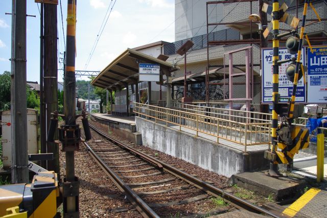 住宅街の中にあるのどかなシンプルな駅のホーム。