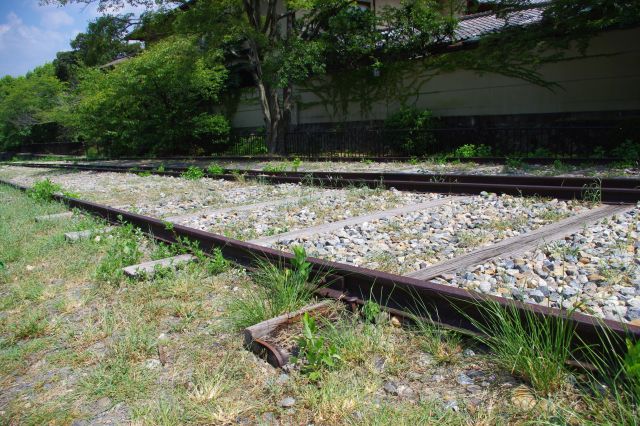 さびついた線路。もう少し坂を上がると東西線「蹴上」駅。