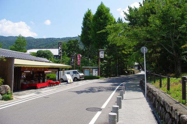 南禅寺前交差点から南禅寺へ向かいます。