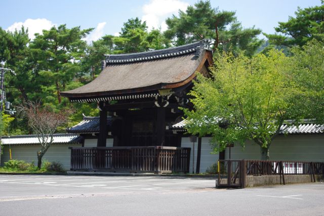 中門の横にはより大きな勅使門が。通れませんが正門のようです。